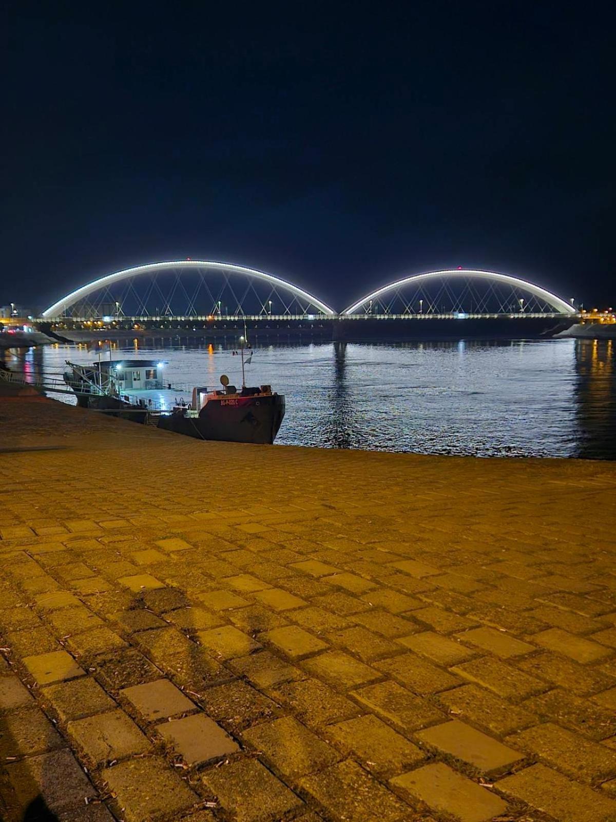 Center Danube Street Apartment Novi Sad Buitenkant foto